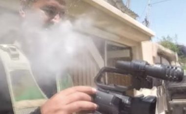 Gazetari shpëton për një fije floku, snajperisti i ISIS-it e qëllon – e godet kamerën që e kishte vendosur në gjoks (Video)