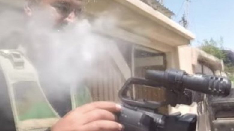 Gazetari shpëton për një fije floku, snajperisti i ISIS-it e qëllon – e godet kamerën që e kishte vendosur në gjoks (Video)