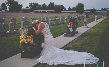 E veshur me fustan të bardhë të nusërisë, shkon të varri i të fejuarit në ditën kur është dashur të martohen (Foto)