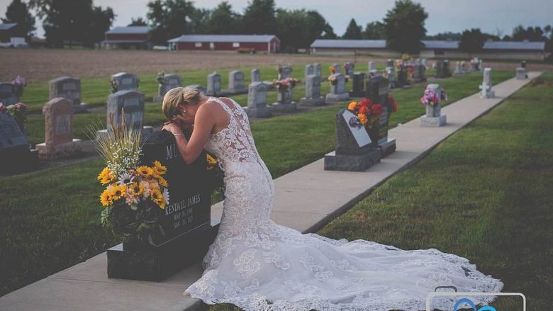 E veshur me fustan të bardhë të nusërisë, shkon të varri i të fejuarit në ditën kur është dashur të martohen (Foto)