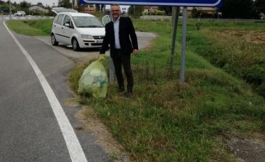 Hodhi qesen me mbeturina nga vetura, kryetari i një komune në Itali ia dërgon në shtëpi (Foto)