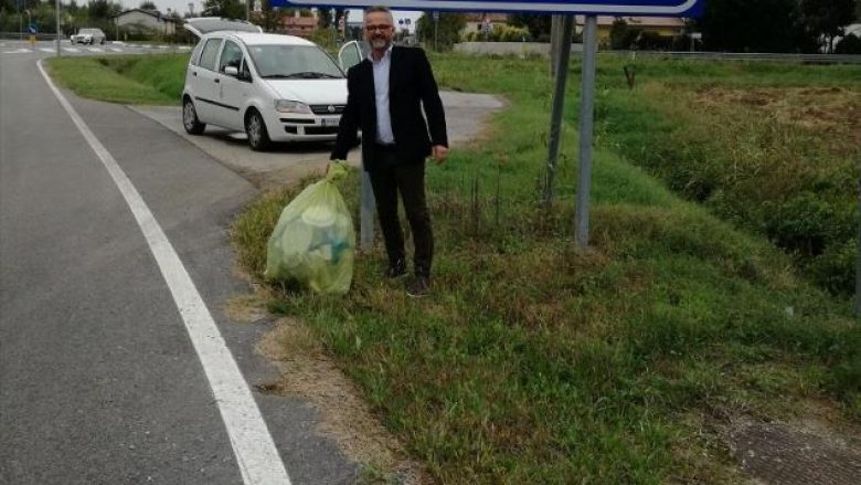 Hodhi qesen me mbeturina nga vetura, kryetari i një komune në Itali ia dërgon në shtëpi (Foto)