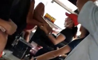 E zë burrin me tjetrën, gruaja e nervozuar rrah brutalisht “konkurrenten”  në autobus (Video, +18)