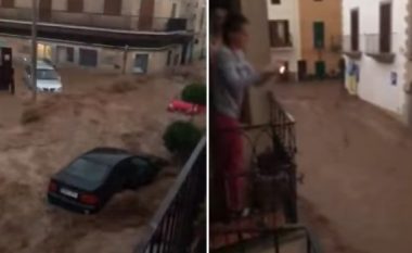 Nga përmbysjet në Mallorca humbin jetën pesë persona, ujërat e rrëmbyeshëm po shkatërrojnë gjithçka që po u del përpara (Video)