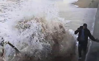 Deshi t’iu shmanget, e pësoi keq kur valët e përplasën për muri (Video)