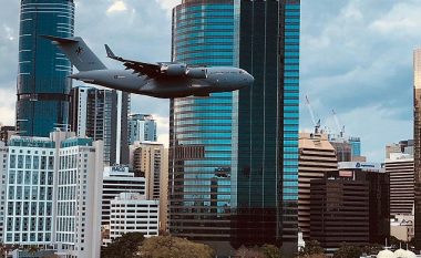 Aeroplani transportues i forcave ajrore të Australisë fluturon pak metra mbi ndërtesat e larta, qytetarët kritikojnë veprimin e pilotit (Video)