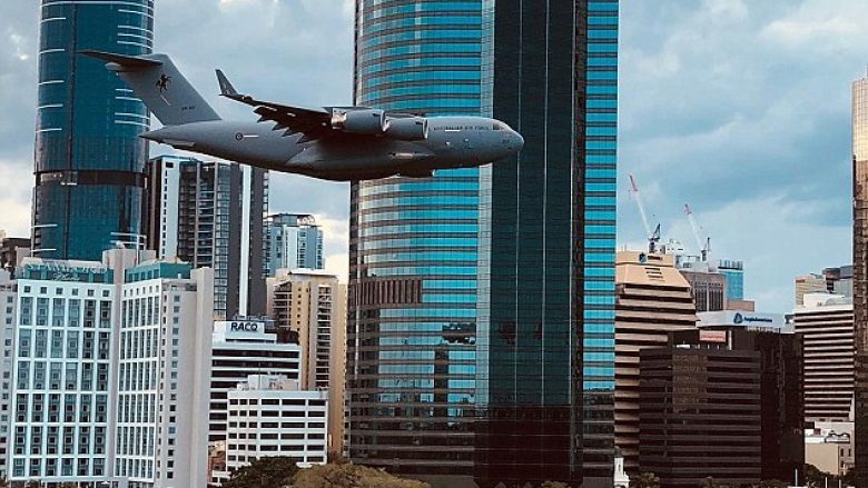 Aeroplani transportues i forcave ajrore të Australisë fluturon pak metra mbi ndërtesat e larta, qytetarët kritikojnë veprimin e pilotit (Video)