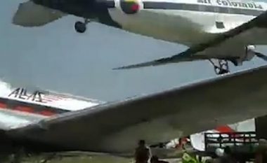 Piloti arrin ta zbret në tokë aeroplanin, duke fluturuar pak metra mbi një fluturake tjetër të parkuar (Video)