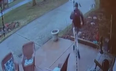 Adoleshenti trokiti në derën e një shtëpie për të kërkuar ndihmë, kishte humbur rrugën për në shkollë – pronari mendoi se ishte hajn dhe i shkrepi dy plumba (Video)