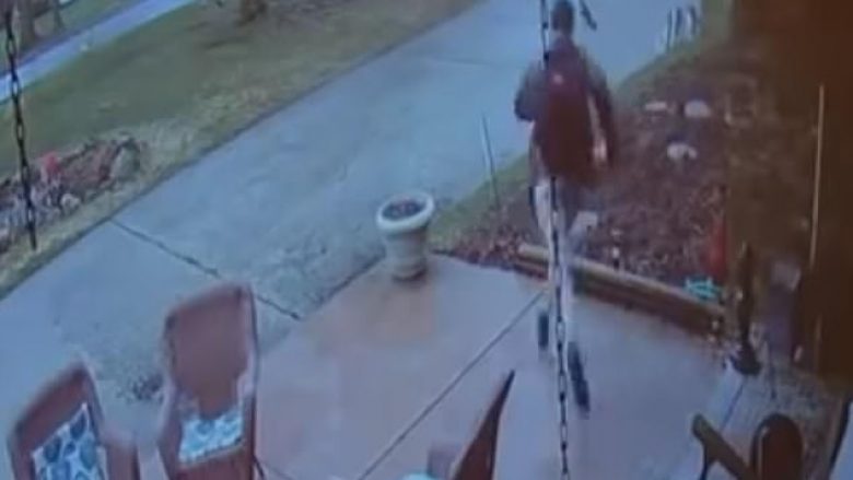 Adoleshenti trokiti në derën e një shtëpie për të kërkuar ndihmë, kishte humbur rrugën për në shkollë – pronari mendoi se ishte hajn dhe i shkrepi dy plumba (Video)