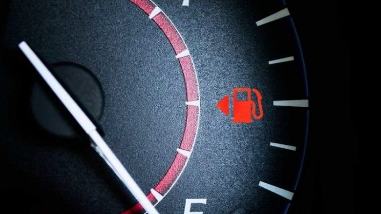 Sa kilometra mund të vozisni veturën pasi ndizet drita paralajmëruese?