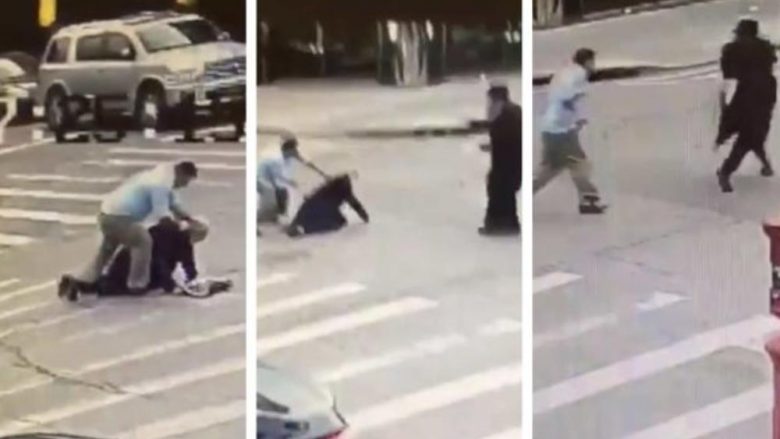 Burri i moshuar rrahet brutalisht në qendër të New York-ut, policia arreston sulmuesin (Video, +18)