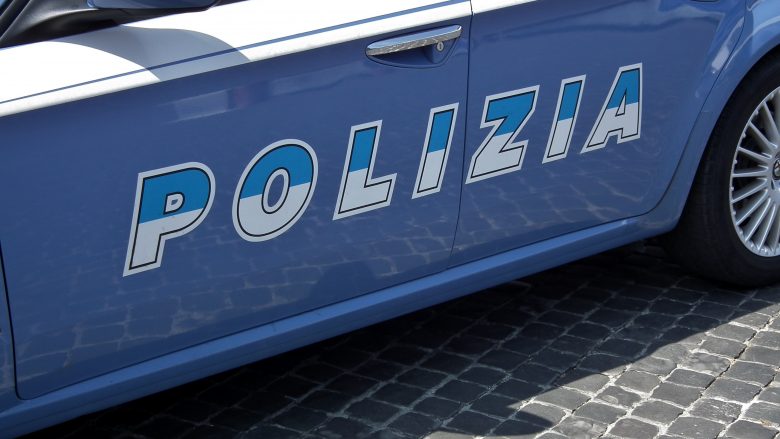 Policia italiane kap serbin që kishte kryer shumë vjedhje në argjendari dhe lokale tjera – për t’u futur brenda kishte hapur gropa nëpër dysheme (Video)