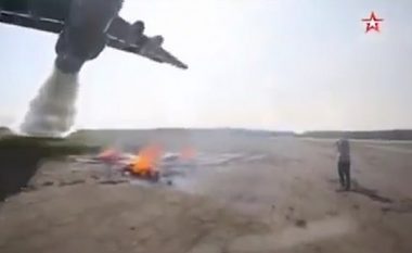Preciziteti i pilotit të aeroplanit, bëri që sasia e madhe të ujit të derdhet mbi zjarr (Video)