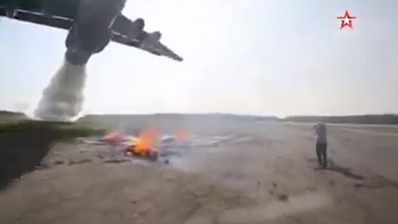 Preciziteti i pilotit të aeroplanit, bëri që sasia e madhe të ujit të derdhet mbi zjarr (Video)