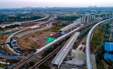Kinezët ndërtojnë urën lëvizëse 7 mijë tonëshe, mbi të cilën do të kalojnë trenat me 250 kilometra në orë (Video)