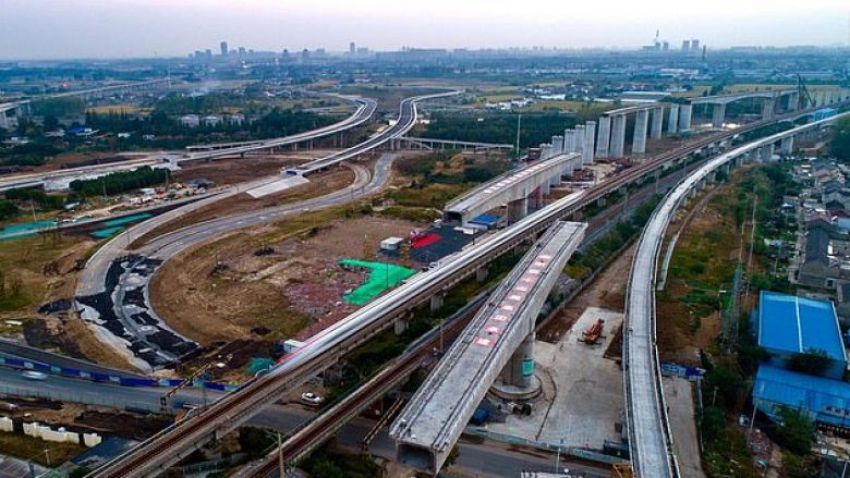 Kinezët ndërtojnë urën lëvizëse 7 mijë tonëshe, mbi të cilën do të kalojnë trenat me 250 kilometra në orë (Video)