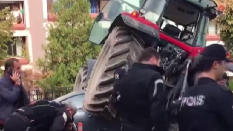 Të shtëna armësh para Parlamentit turk, policia plagos shoferin e traktorit që nuk deshi të ndalet (Video)