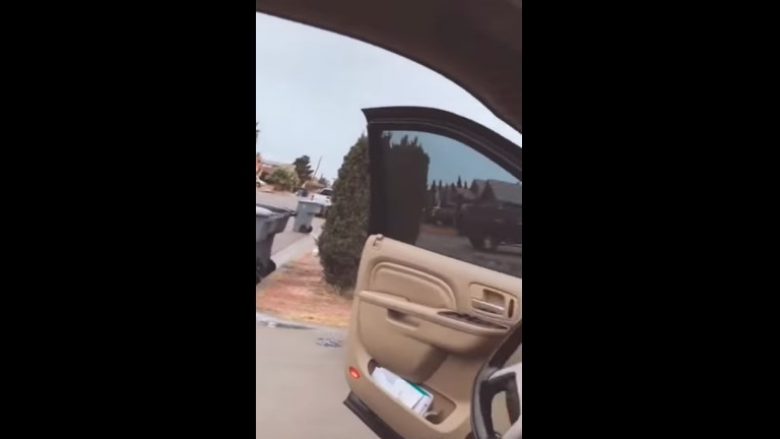 Nëna rrah të birin 13-vjeç në mes të rrugës, ia kishte marrë pa leje veturën e tipit BMW (Video)
