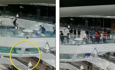 Kinezja bie në akuariumin e peshkaqenëve, shpëtoi mrekullisht edhe pse qëndroi në ujë për 60 sekonda (Video)