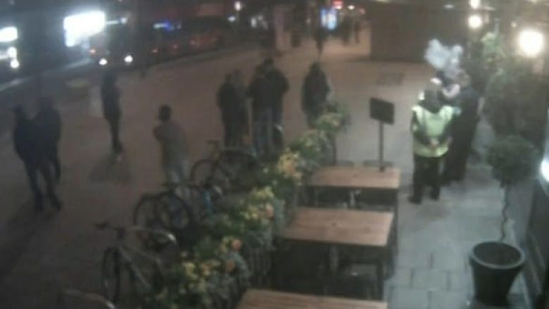 Kamerat e sigurisë filmojnë të riun duke nokautuar një burrë në Londër, policia në kërkim të sulmuesit (Video, +18)
