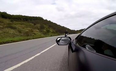 Deshi t’ia kalojë Lamborghinit, shoferi i motoçikletës për pak sa nuk e pësoi (Video)