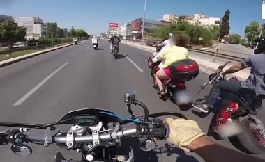 Tentoi ta parakalojë mikun me motoçikletë, e pësoi keq (Video, +18)