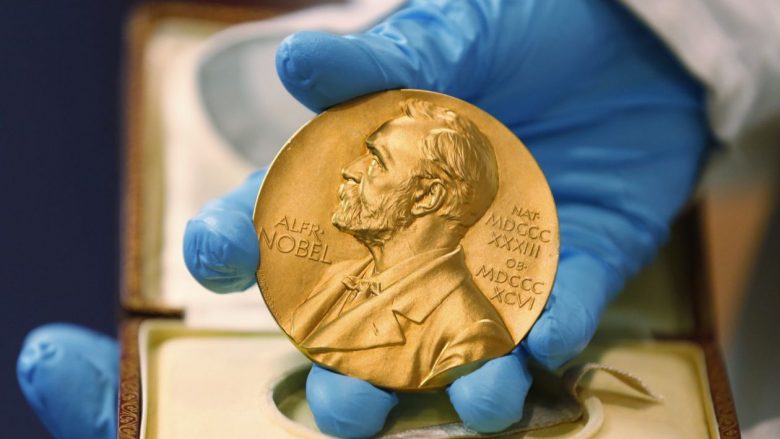 Nobeli në Fizikë shkon për tre shkencëtarë