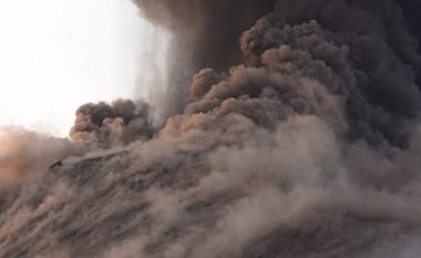 Turisti filmon shpërthimin e vullkanit në Indonezi, i shpëton “për një fije floku” gurëve gjigant që binin (Video)