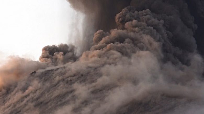 Turisti filmon shpërthimin e vullkanit në Indonezi, i shpëton “për një fije floku” gurëve gjigant që binin (Video)