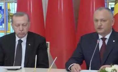 Presidentin turk e zë gjumi gjatë konferencës me homologun moldav (Video)