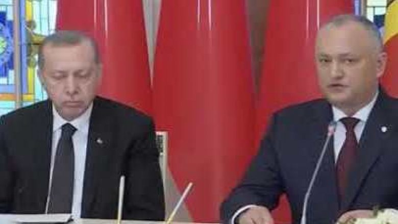 Presidentin turk e zë gjumi gjatë konferencës me homologun moldav (Video)