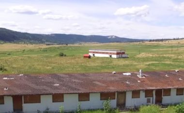 “Qyteti më i çuditshëm në botë”: Edhe pse i braktisur nga qytetarët, dritat ndizen gjithmonë – bari është i prerë si në fusha të futbollit (Foto/Video)