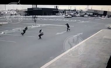 Filmohen duke përdorur metoda brutale për të marrë në pyetje anëtarin e bandës, policët meksikan shkarkohen nga detyra (Video, +18)