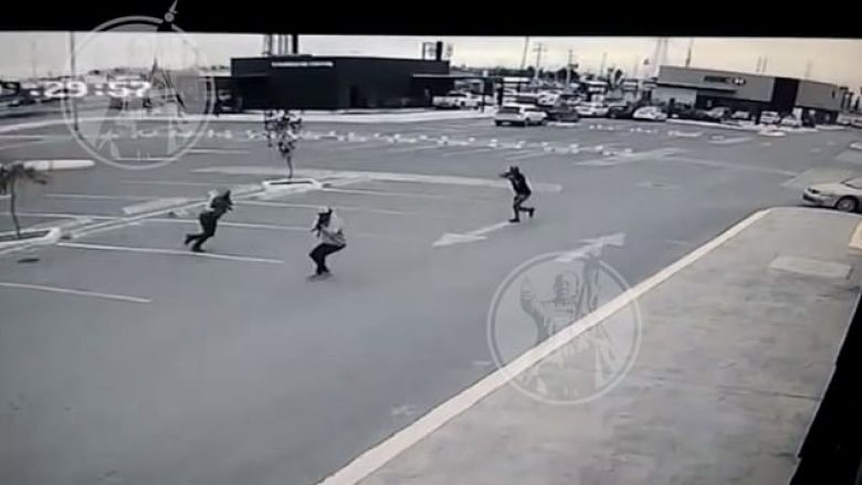 Filmohen duke përdorur metoda brutale për të marrë në pyetje anëtarin e bandës, policët meksikan shkarkohen nga detyra (Video, +18)