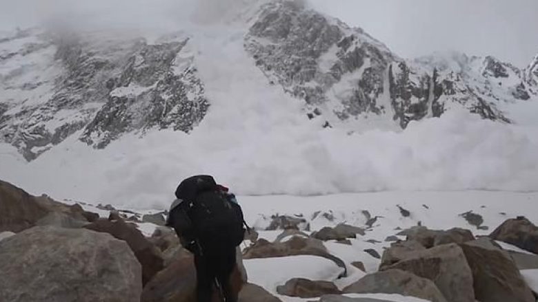 Alpinistët i shpëtojnë për një fije floku ortekut të borës në Pakistan, njëri prej tyre filmon gjithçka (Video)