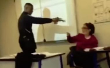Videoja që ka shokuar opinionin francez, nxënësi i vë në kokë arsimtares revolen lodër (Video)