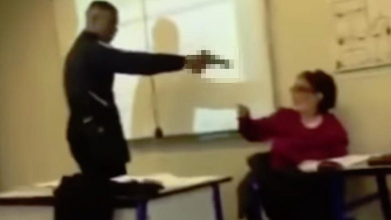 Videoja që ka shokuar opinionin francez, nxënësi i vë në kokë arsimtares revolen lodër (Video)