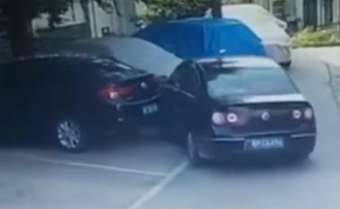 Tentoi të parkojë veturën, por shkatërroi tri tjera dhe murin e një garazhi (Video)