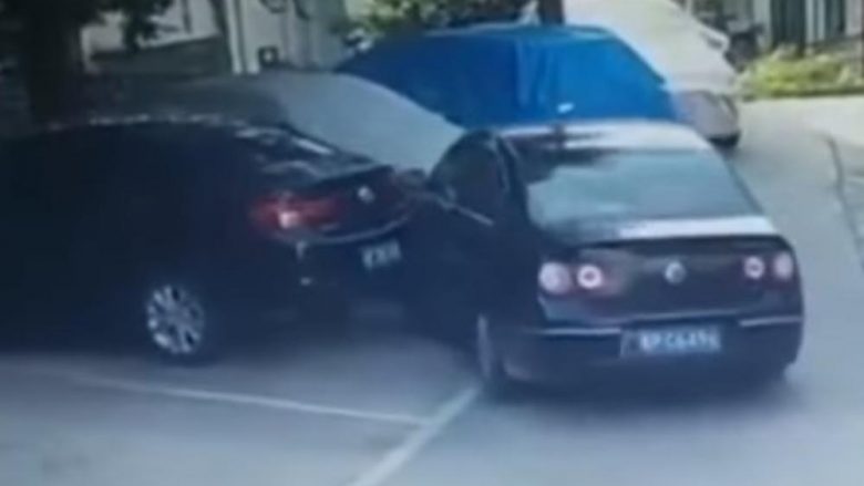 Tentoi të parkojë veturën, por shkatërroi tri tjera dhe murin e një garazhi (Video)
