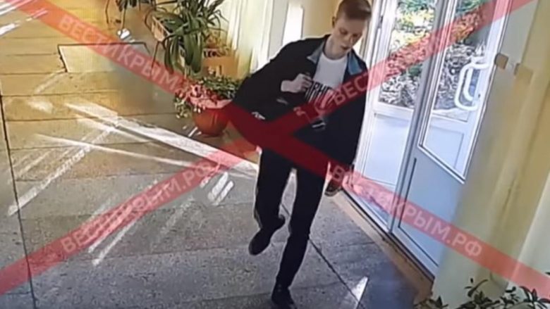Autori i masakrës në kolegjin e Krimesë ishte futur me një çantë plotë me armë e municion, publikohet videoja e plotë e sulmit (Video, +16)