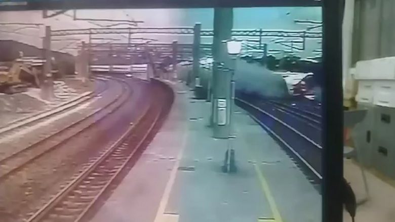Nga shpejtësia e madhe në kthesë treni del nga binarët, humbin jetën 18 persona në Tajvan (Video)