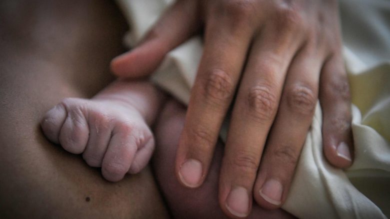 Franca në panik, rritet numri i fëmijëve të lindur pa duar dhe askush nuk po e di shkakun – ministrja e shëndetësisë urdhëron fillimin e hetimeve