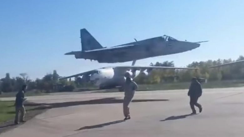 Pamje që dëshmojnë se si pilotët ukrainas kryejnë manovra të rrezikshme, fluturojnë pak metra mbi kokat e kolegëve (Video)