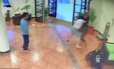 E sulmon gruan në korridorin e hotelit, menaxheri ndërhyn duke e përplasur për tokë burrin e dhunshëm (Video, +16)