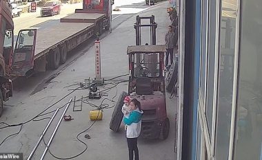 Punëtorët kinezë harrojnë gomën e kamionit duke u fryrë, shpërthen dhe e godet gruan me foshnjën e saj në dorë – shpëtojnë mrekullisht (Video, +18)