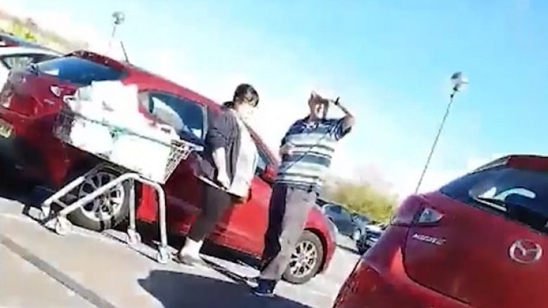 I kaluan më shumë se 30 minuta duke tentuar ta hapin derën e veturës, kalimtari u tregon se të vërtetën e kishin pas shpinës (Video)