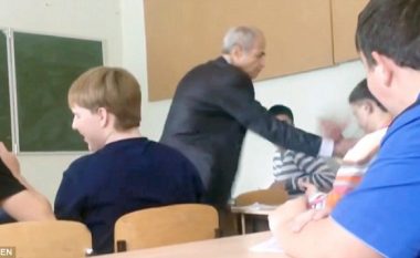 Arsimtari rus ia heq dëgjueset nga veshët nxënësit, ai nervozohet dhe e grushton (Video, +18)