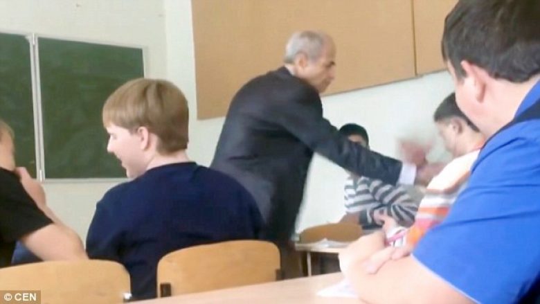 Arsimtari rus ia heq dëgjueset nga veshët nxënësit, ai nervozohet dhe e grushton (Video, +18)