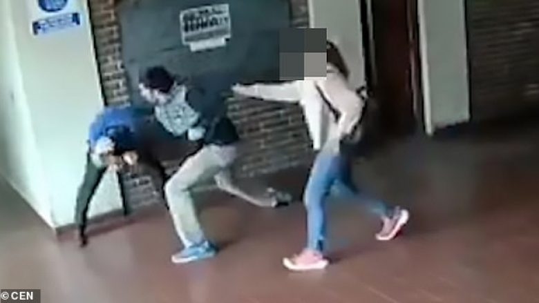Babai i nervozuar rrah brutalisht arsimtarin, që akuzohej për abuzim seksual ndaj vajzës së tij në një shkollë në Argjentinë (Video, +18)